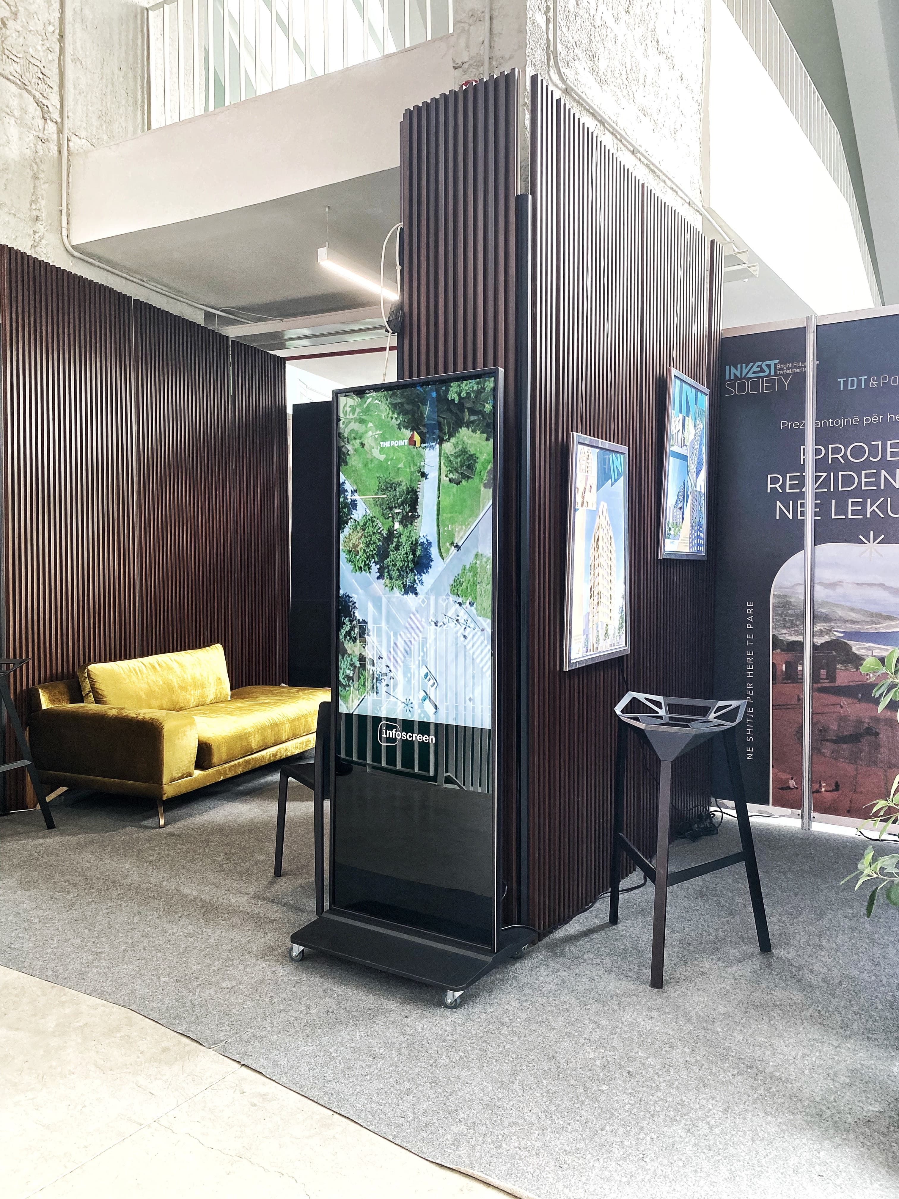 Ekran digital signage në ambient komercial